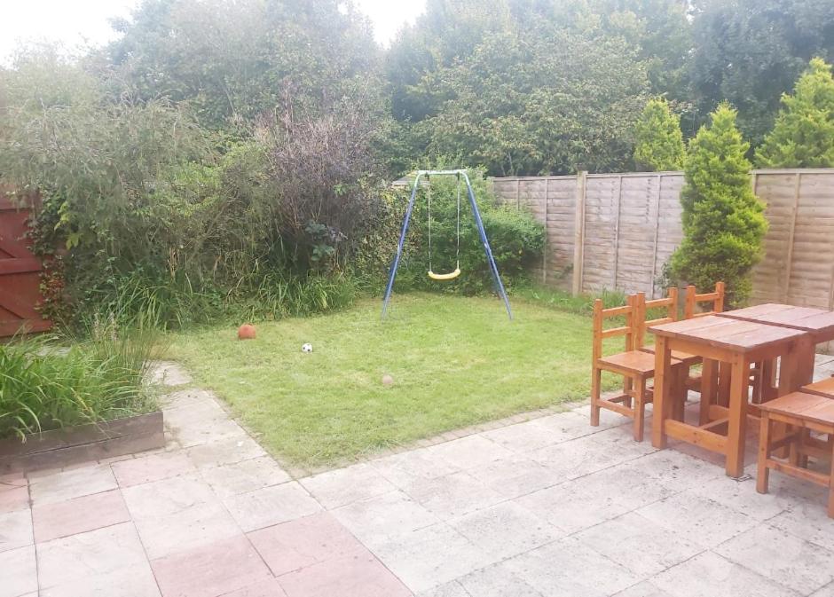 Ashford Holiday Home Smithy Drive Sleeps 5 Free Wifi And Vehicle Parking Kingsnorth Exterior photo